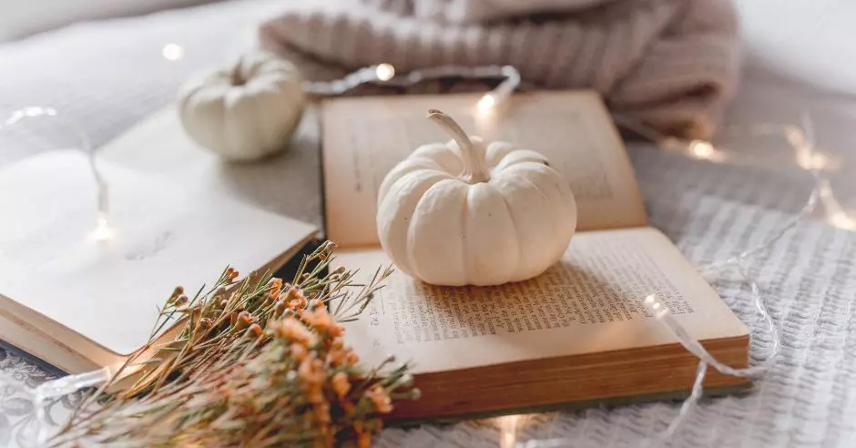 есенна декорация с книга и тиква