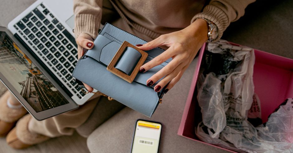 лаптоп, жена, чанта и телефон