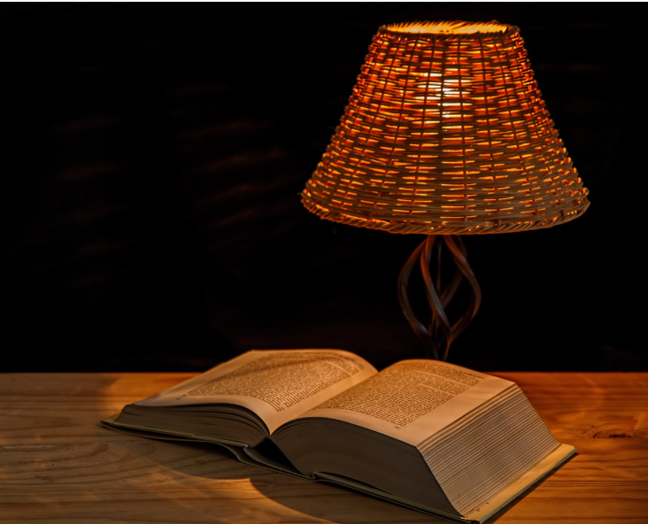 kniga-i-nastolna-lampa