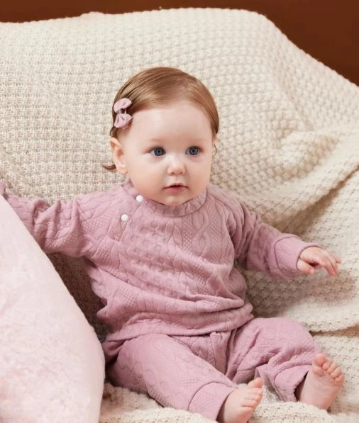 bebe momiche s rozovi drehi