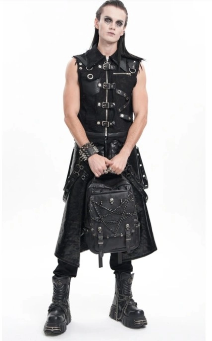 мъж в черни готик дрехи