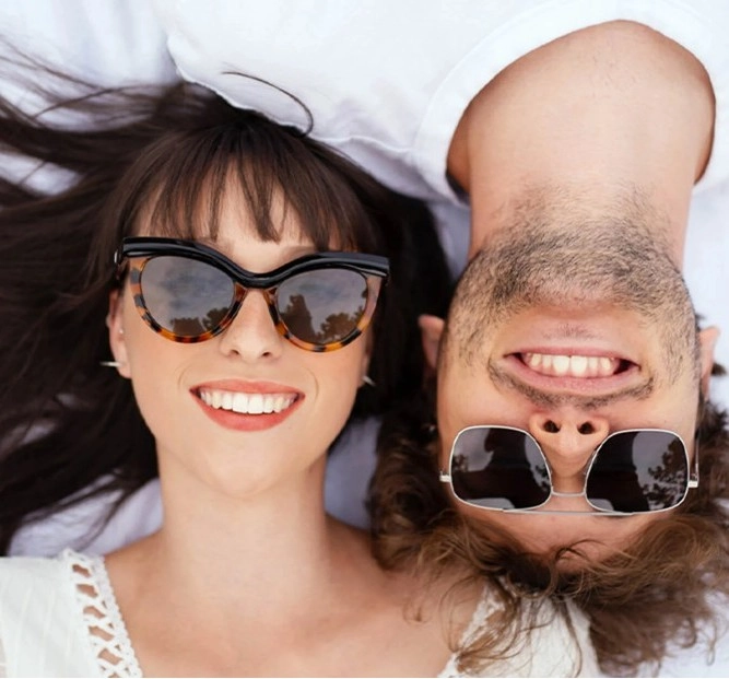 мъж и жена със слънчеви очила