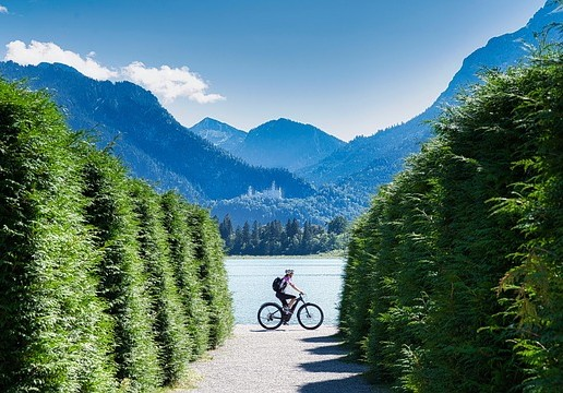 велосипедист при гора и планина