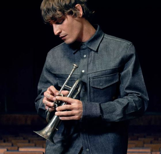 mazh model s dankova riza i muzikalen instrument