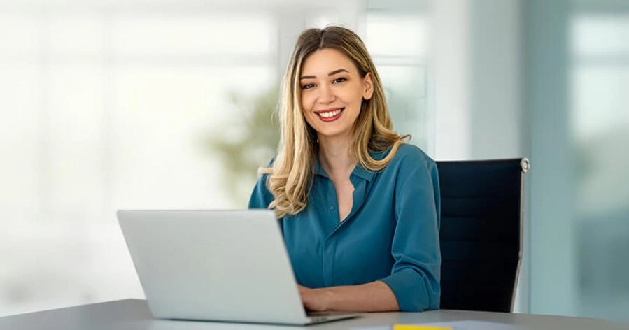 rusa zhena pred laptop