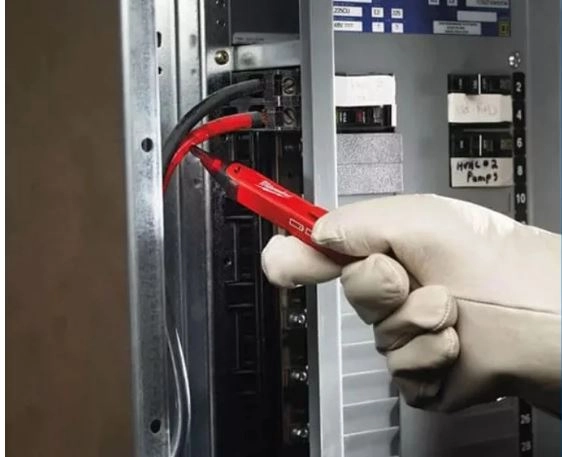 chovek proveryava zhitsi s fazomer