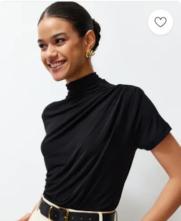 zhena-model-s-cherna-bluza