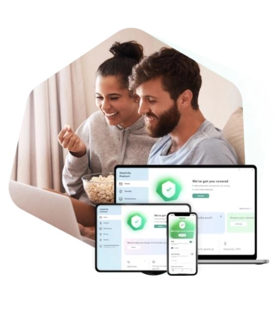 мъж и жена пред лаптоп с пуканки в ръце