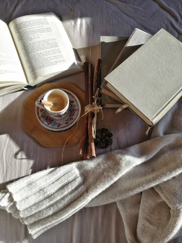 маса с книги и чаша кафе
