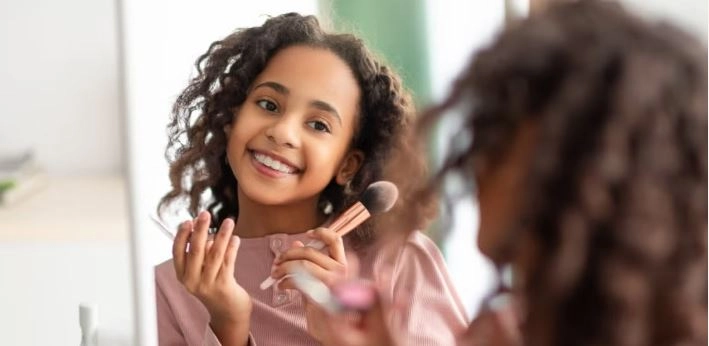 momiche se gleda v ogledaloto i se grimira