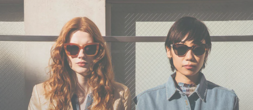 dve zheni modeli sas slanchevi ochila