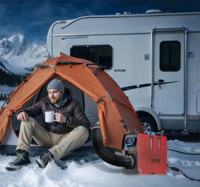 мъж в палатка пред каравана