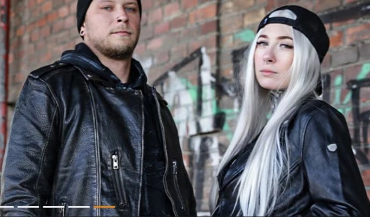 мъж и жена в черно рок облекло