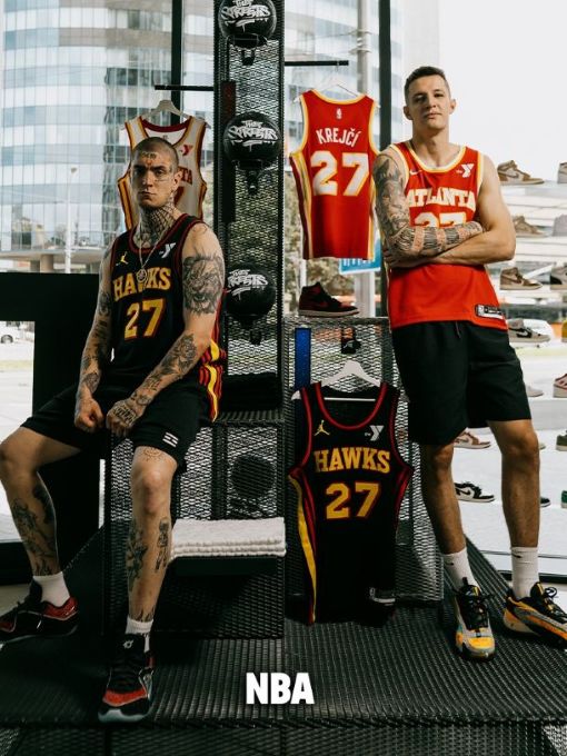 двама мъже в баскетболни екипи