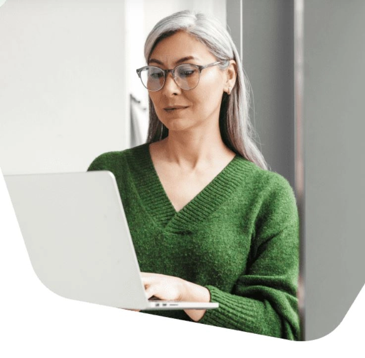 жена с лаптоп в ръце