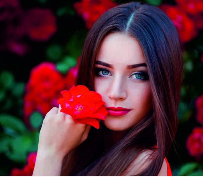 model s cherveno tsvete v rakata