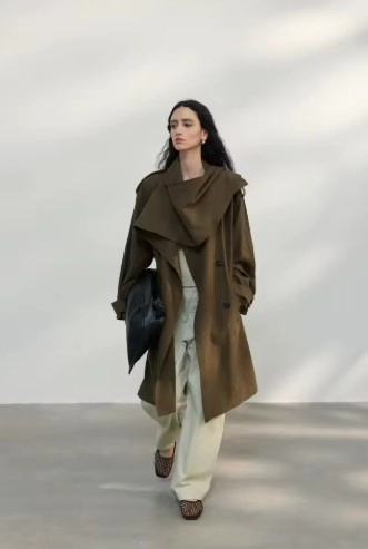 жена с палто и панталон