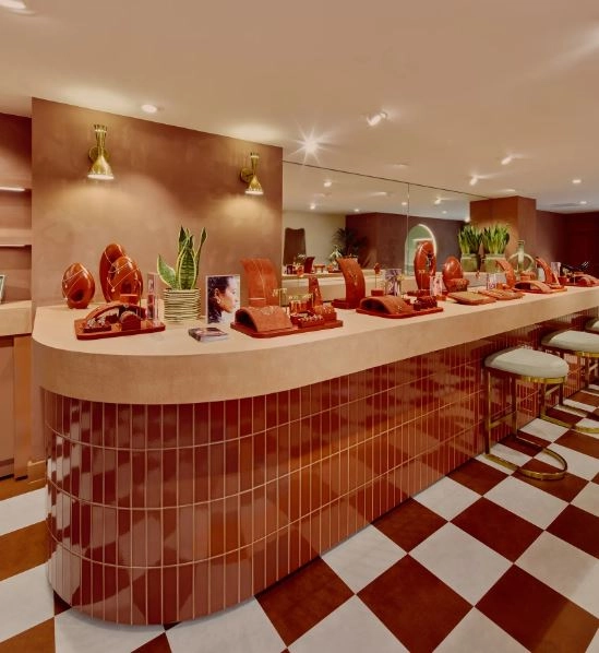 щанд с бижута и аксесоари