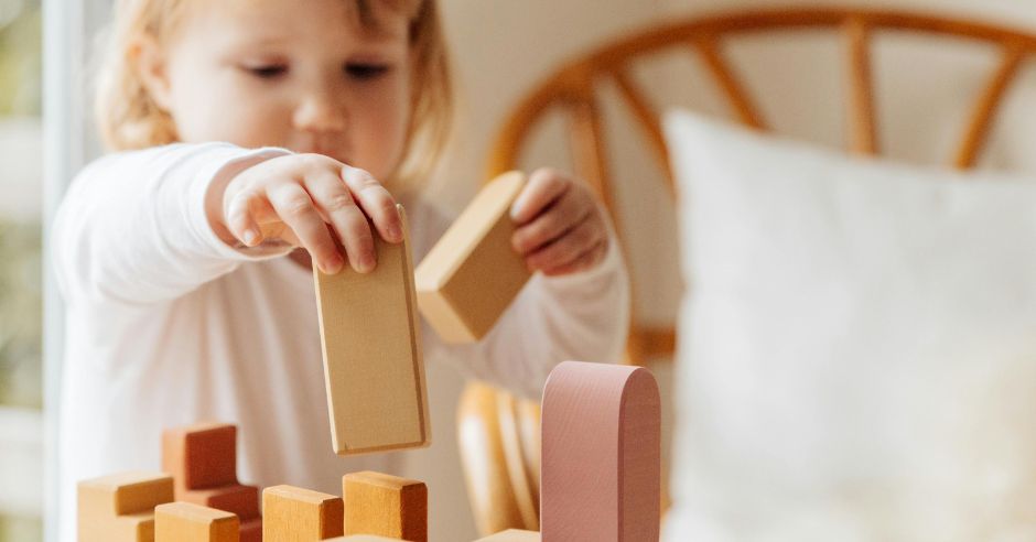 momichence igrae s durveni kubcheta