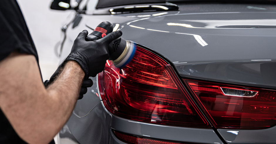 chovek polira avtomobilni farove