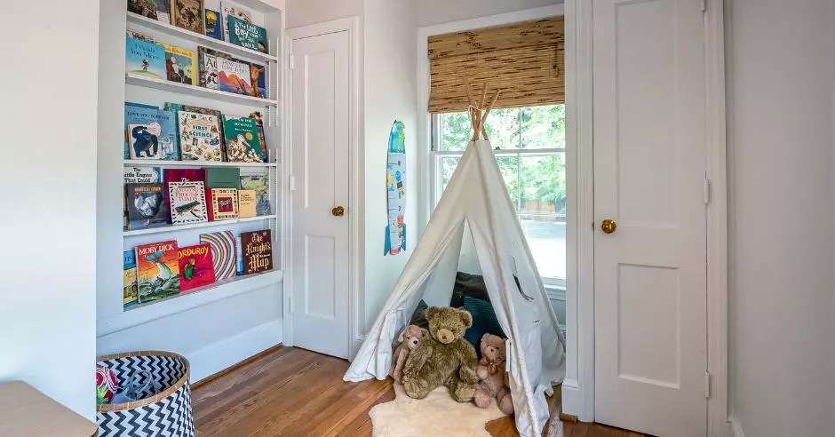 детска стая с книги и играчки