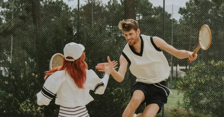 мъж и жена играят тенис