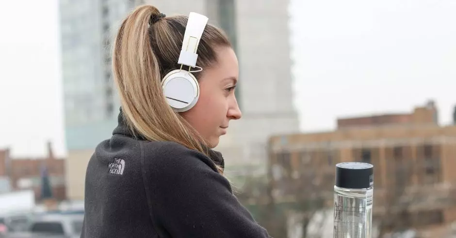 жена слуша музика със слушалки