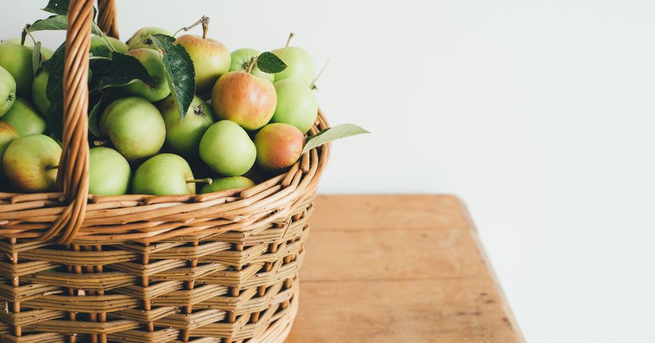 зелени ябълки в кошница