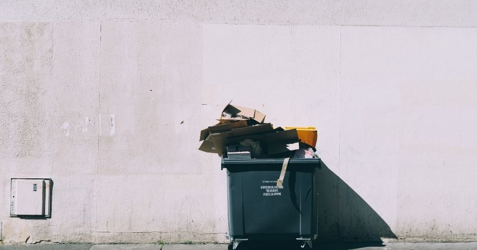 кош за боклук на улицата
